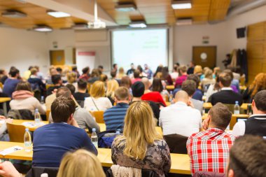 Üniversite konferans salonunda atölye çalışması.