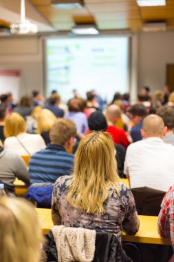 Üniversite konferans salonunda atölye çalışması.