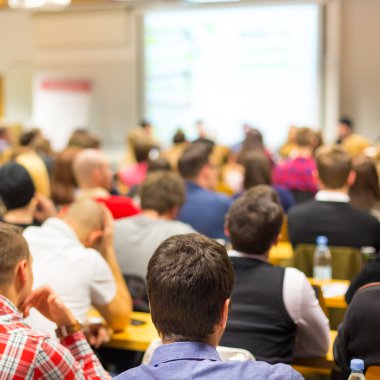Üniversite konferans salonunda atölye çalışması.