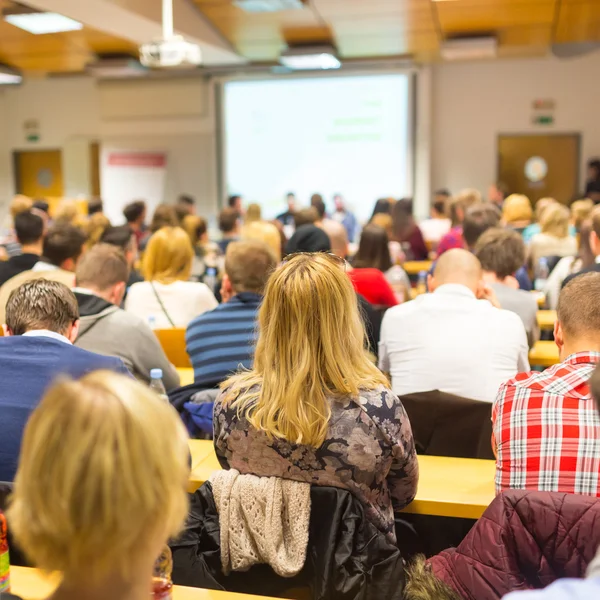 Workshop v univerzitním přednáškovém sále. — Stock fotografie