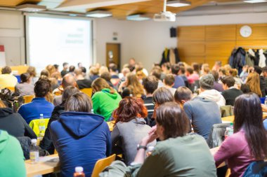 Üniversite konferans salonunda atölye çalışması.