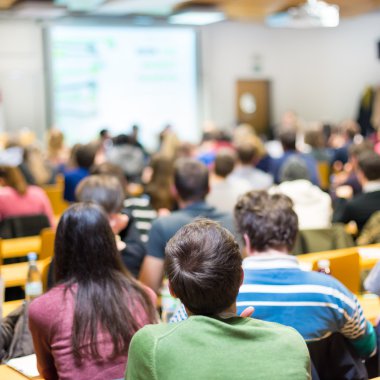 Üniversite konferans salonunda atölye çalışması.