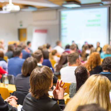 Üniversite konferans salonunda atölye çalışması.
