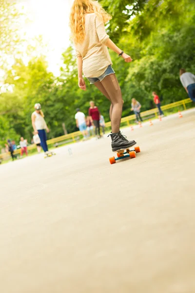 Tonårsflicka urban lång styrelsen ridning. — Stockfoto