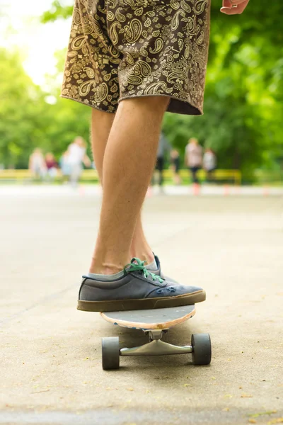 Guy riding long board. — Stockfoto