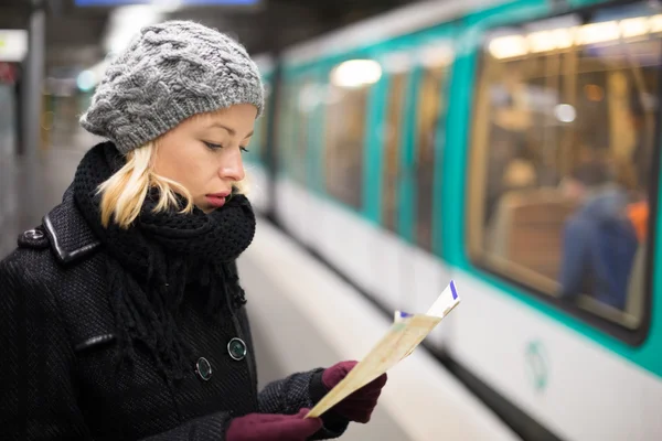 Lady väntar på subway station plattform. — Stockfoto