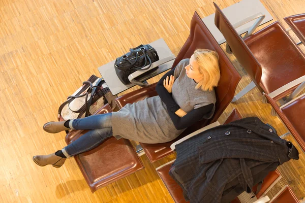 Mujer cansada viajera esperando su partida . — Foto de Stock