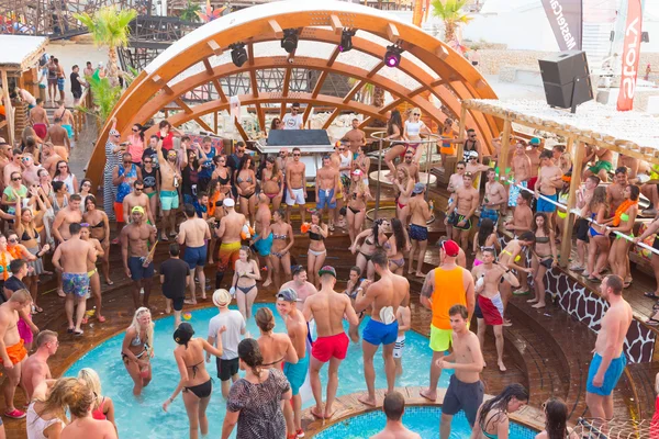 크로아티아, 노발자, 즈 르체 해변에서 열리는 파티. — 스톡 사진