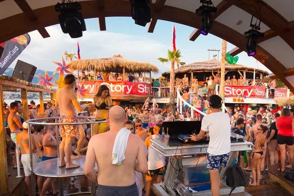 Fiesta en la playa de Zrce, Novalja, isla de Pag, Croacia . — Foto de Stock