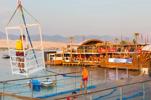 Impreza na plaży Zrce, Novalja, wyspa Pag, Chorwacja. — Zdjęcie stockowe