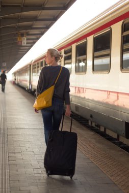 Bayan tren ile seyahat.