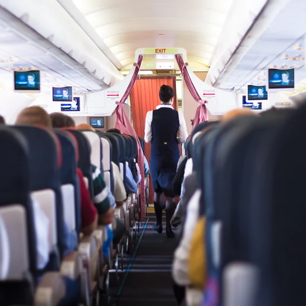 Interior do avião com passageiros em assentos. — Fotografia de Stock