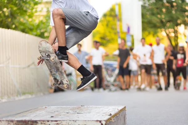 Chłopcy skateboardingu na ulicy. Miejskie życie. — Zdjęcie stockowe