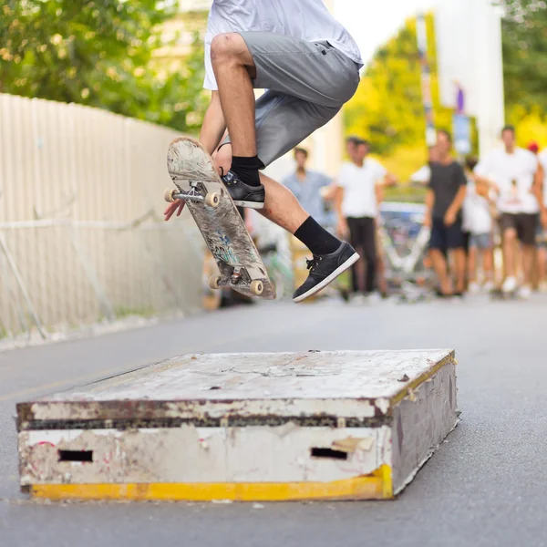 Boys skateboarding on street. Urban life. — Stock Photo, Image