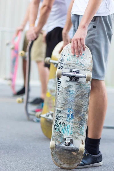 Boys skateboarding on street. Urban life. — Stock Photo, Image