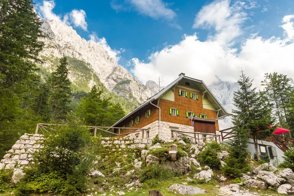 Aljaz Lodge en el Valle de Vrata, Eslovenia . — Foto de Stock