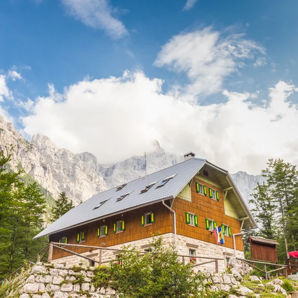 Aljaz Lodge en el Valle de Vrata, Eslovenia . — Foto de Stock