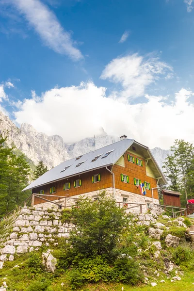 Aljaz Lodge en el Valle de Vrata, Eslovenia . — Foto de Stock