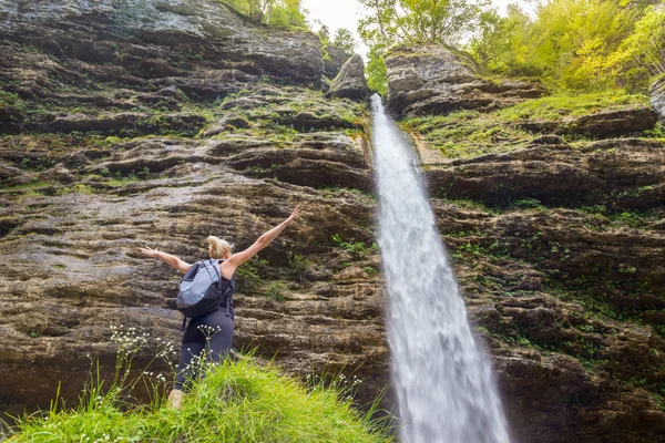 Actieve sportieve vrouw ontspannen in de prachtige natuur. — Stockfoto