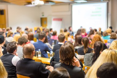 Üniversite konferans salonunda atölye çalışması.