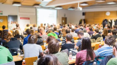 Üniversite konferans salonunda atölye çalışması.