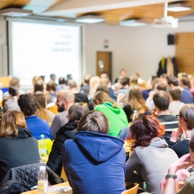 Üniversite konferans salonunda atölye çalışması.
