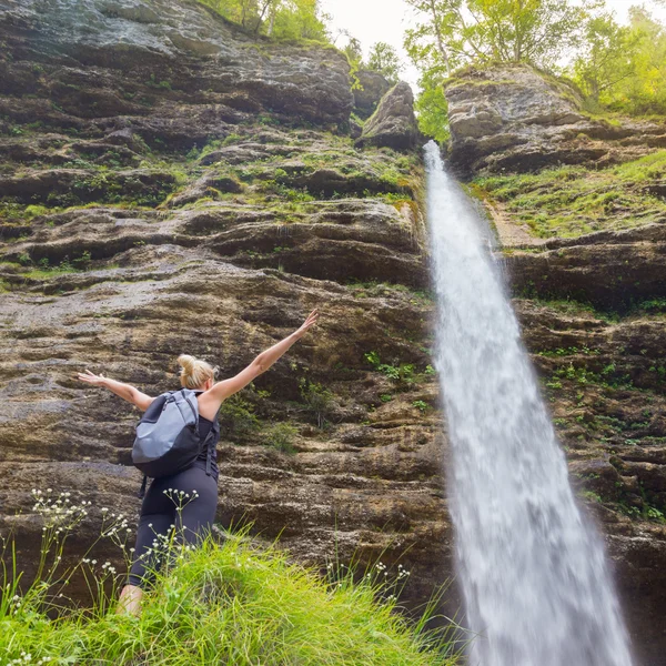 Active sporty woman relaxing in beautiful nature. — Stock Photo, Image