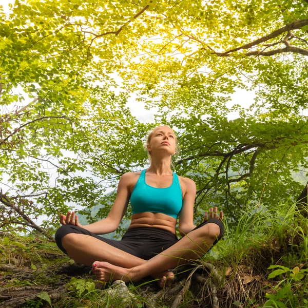 Woman relaxing in beautiful nature. — Stock Photo, Image