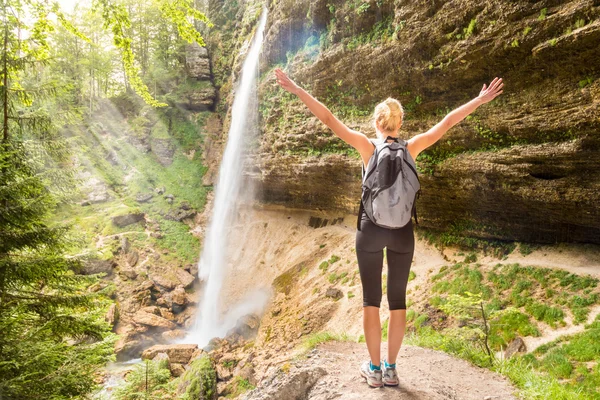 Active sporty woman relaxing in beautiful nature. — Stock Photo, Image