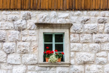 Geleneksel dağ taş pencere.