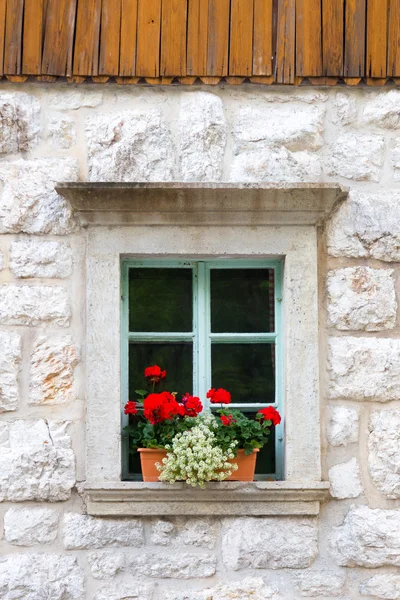 Fenêtre traditionnelle en pierre alpine . — Photo