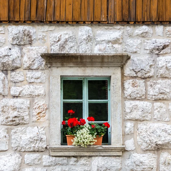 Fenêtre traditionnelle en pierre alpine . — Photo