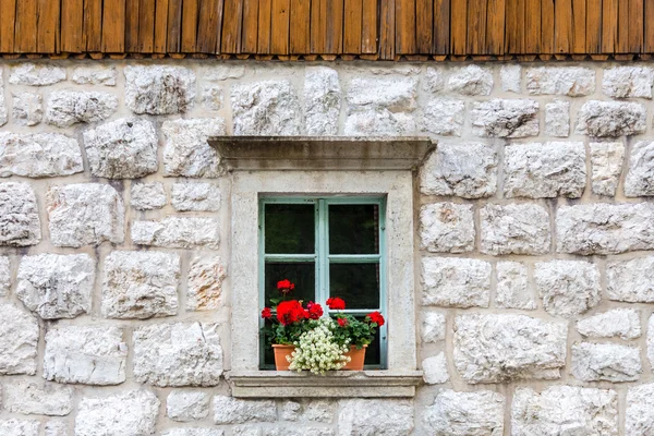 Fenêtre traditionnelle en pierre alpine . — Photo