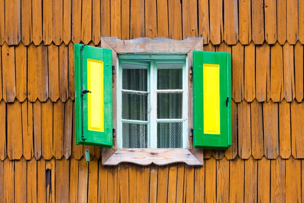 Красочные старинные деревянные оконные ставни . — стоковое фото