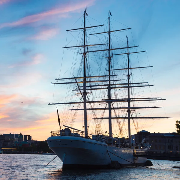 Traditionelles seilboot in gamla stan, stockholm, schweden, europa. — Stockfoto