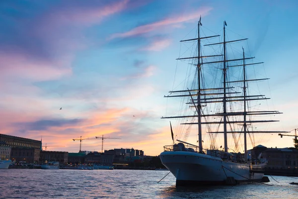 Traditionelles seilboot in gamla stan, stockholm, schweden, europa. — Stockfoto