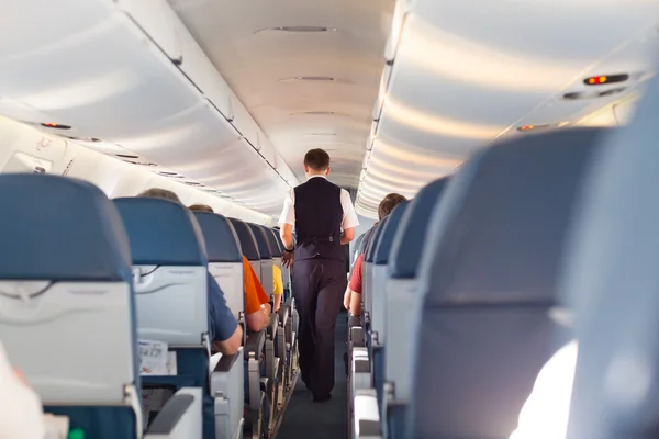 Camareiro no avião . — Fotografia de Stock