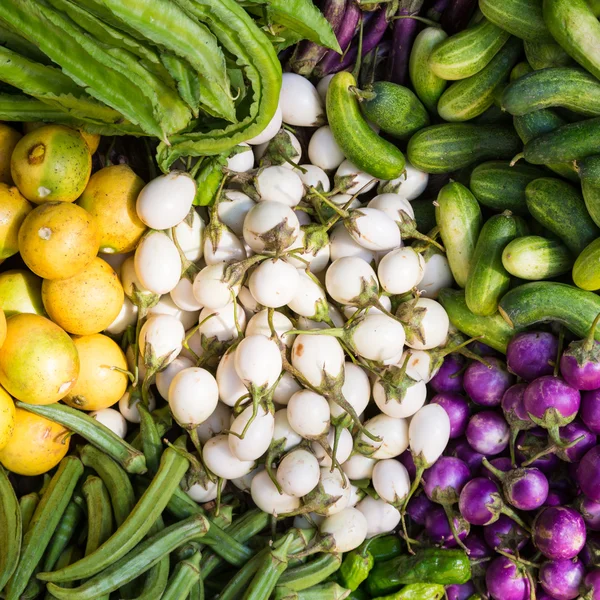 Groenten en fruit op een boerenmarkt — Stockfoto