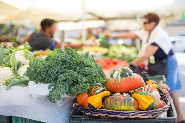 Farmers bancarella mercato alimentare con varietà di verdure biologiche . — Foto Stock