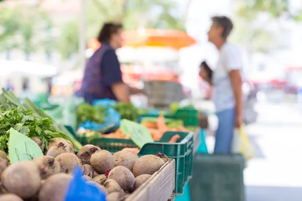 Farmers bancarella mercato alimentare con varietà di verdure biologiche . — Foto Stock