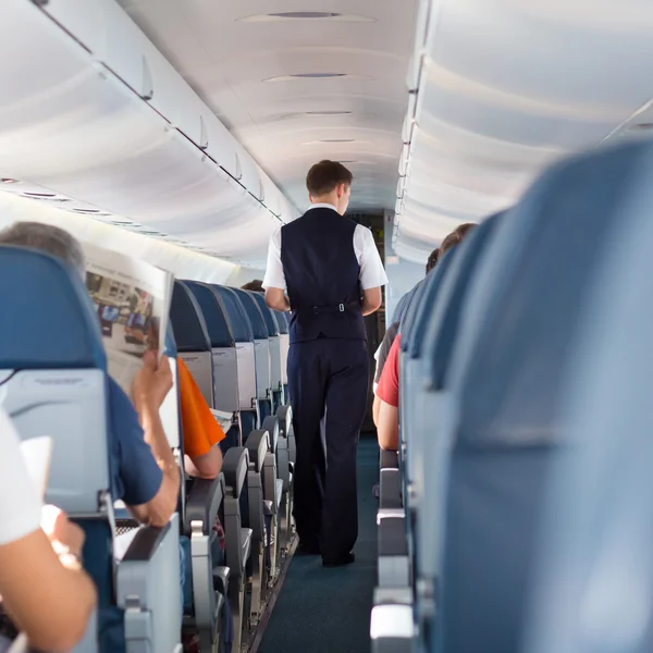 Steward im Flugzeug. — Stockfoto