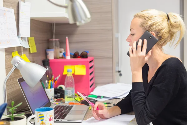 Affärskvinna pratar på mobiltelefon på kontoret. — Stockfoto