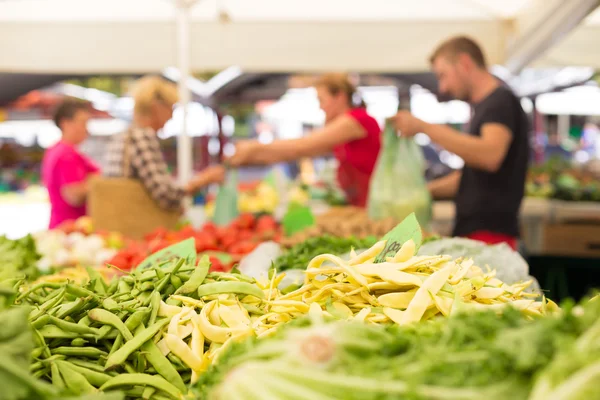 Puesto del mercado de alimentos de los agricultores con variedad de verduras orgánicas . — Foto de Stock