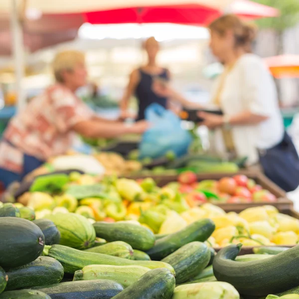 Фермери ринку продуктів харчування стоять з різноманітними органічними овочами . — стокове фото