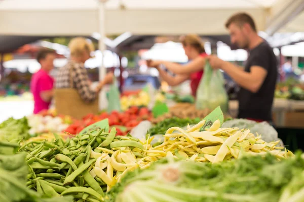 Farmers bancarella mercato alimentare con varietà di verdure biologiche . — Foto Stock
