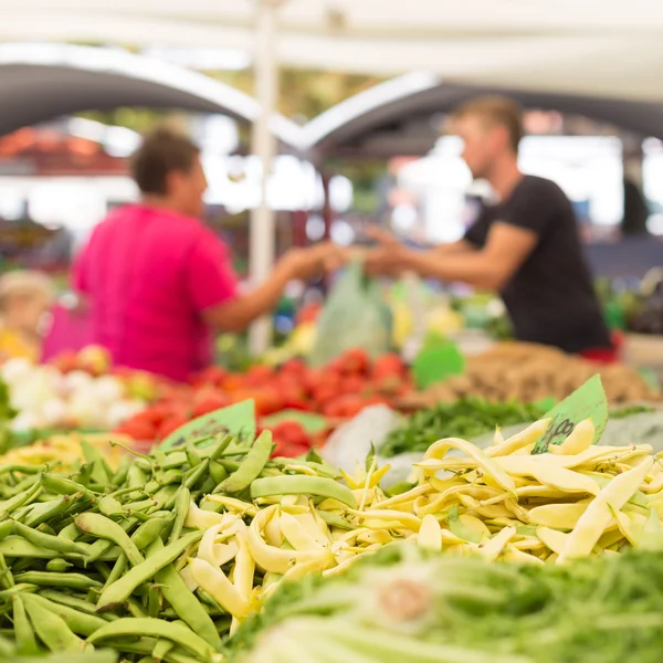 Marché alimentaire des agriculteurs étal avec variété de légumes biologiques . — Photo