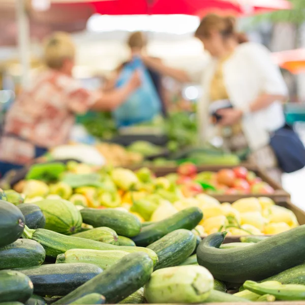 Mercado de alimentos para agricultores com variedade de vegetais orgânicos . — Fotografia de Stock