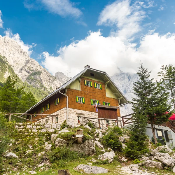Aljaz Lodge en el Valle de Vrata, Eslovenia . — Foto de Stock