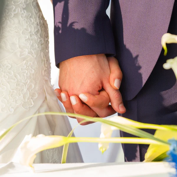 Wedding couple holding hands. — Stock Photo, Image