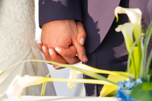 Couple de mariage tenant la main. — Photo